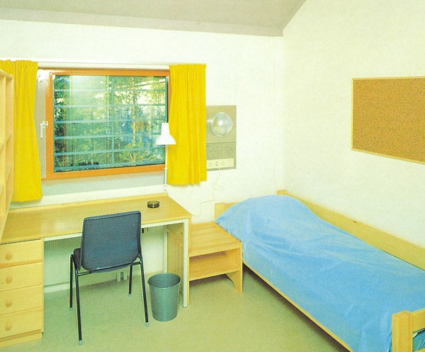 Figur 4.1 Celle i Bergen landsfengsel. Fengselet åpnet i 1990
 og har plass til 152 innsatte. 
 Foto: Arkitektfirma Molden for Statsbygg