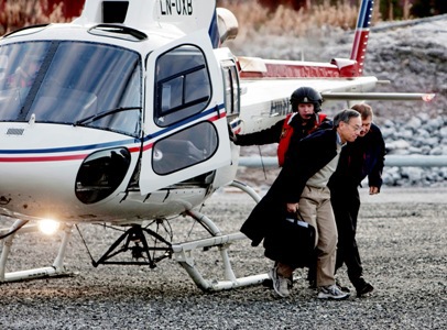 Steven Chu og Terje Riis-Johansen ankommer Suldal. Foto: Stian Lysberg Solum / SCANPIX