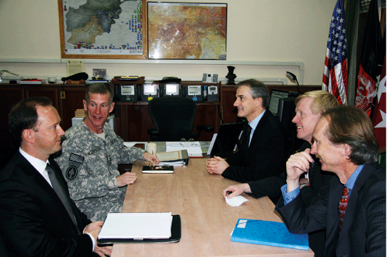 Figur 3.7 General Stanley McCrystal ble sjef for ISAF i juni 2009 og introduserte en ny plan for opprørsbekjempelsen, COIN. Her fra et møte med utenriksminister Jonas Gahr Støre i november 2009. 
