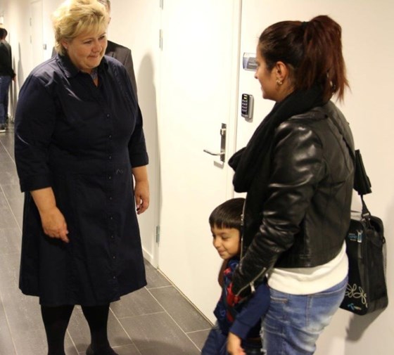 Statsminister Erna Solberg møter asylsøkere som akkurat har registrert seg hos PU. 