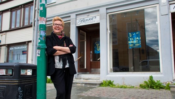 Prosjektleiar Kari Helene Skog i Tromsø kommune utanfor eit tomt butikklokale.