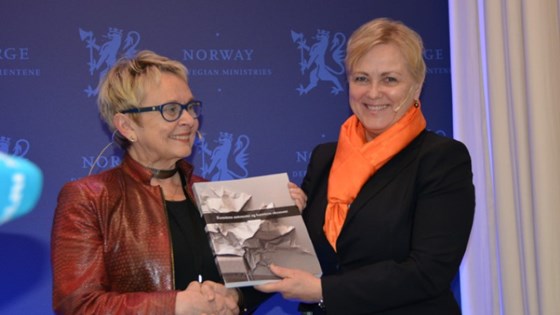 Utgreiingsleiar Vigdis Moe Skarstein overleverer rapporten "Kunstens autonomi go kunstens økonomi" til kulturminister Thorhild Widvey 28 jan 2015.