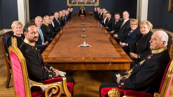 Regjeringen Solberg i statsråd på Slottet. Kongen og Kronprinsen sitter ved enden av bordet.