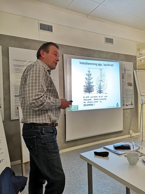 Pådriver og instruktør i Aktivt Skogbruk Morten Lien holder kurs for nye skogeiere i Tydal