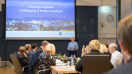 Næringssjef Tone Grindland i Stavanger kommune snakker til Digitaliseringsutvalget på Statsministerens kontor 2. oktober 2017.