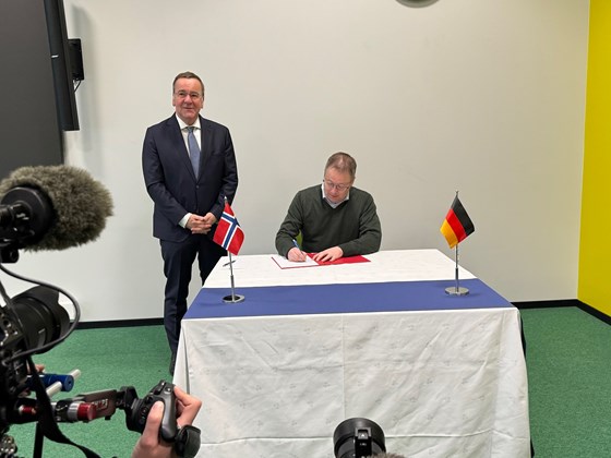 Forsvarsminister Bjørn Arild Gram underskrev i dag intensjonsavtalen (Letter of Intent)  om at Norge deltar i koalisjonen til støtte til Ukraina innen luftvern mot fly og missiler.