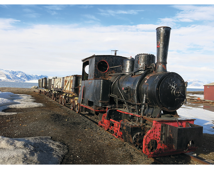Figur 7.5 «Toa»: Damplokomotiv nr. 2 ble produsert i Berlin i 1909 og kom til Ny-Ålesund i 1917. Lokomotivet ble brukt i kulltransporten fra daganleggene ved gruvene og til utskipningskaia før lastebiler overtok jobben. I forbindelse med Kings Bays 100-årsjubi...