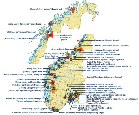 Norgeskart som viser plassering og navn på alle kommuner som slår seg sammen i kommunereformen