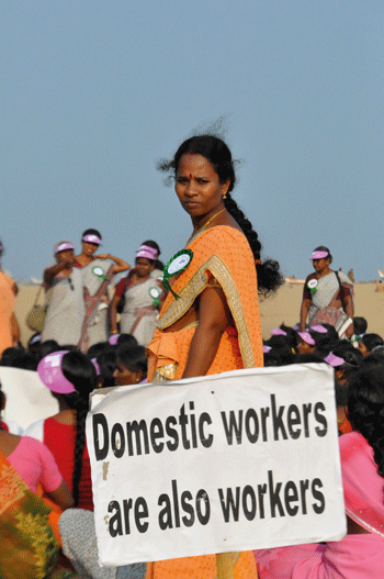 Figur 4.8 Hushjelper demonstrerer for retten til anstendige arbeidsforhold i India.
