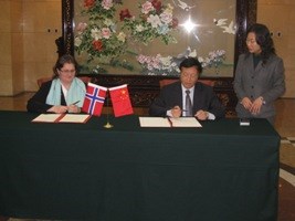 Liv Monica Stubholt and Zhang Guobao sign the MoU. Photo: Ministry of Petroleum and Energy