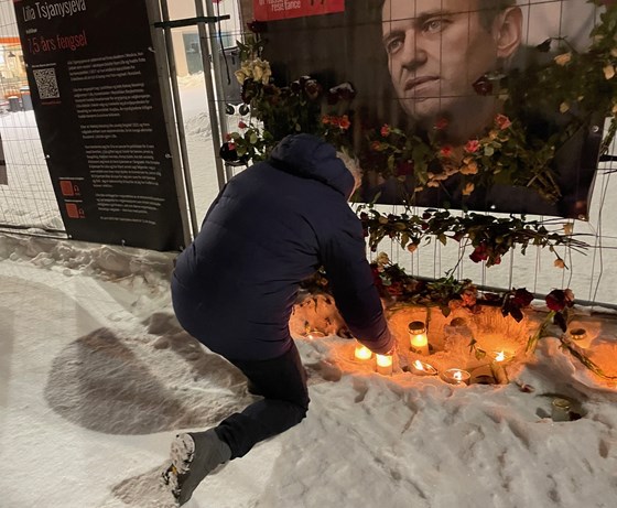 Statsminister Jonas Gahr Støre tenner lys for Aleksej Navalnyj.