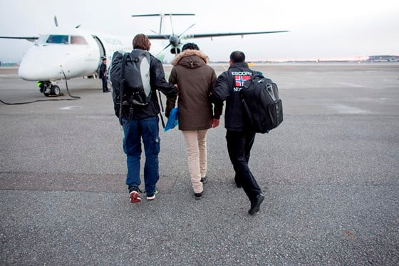 Politiets utlendingsenhet eskorterer en asylsøker som skal returneres til et fly