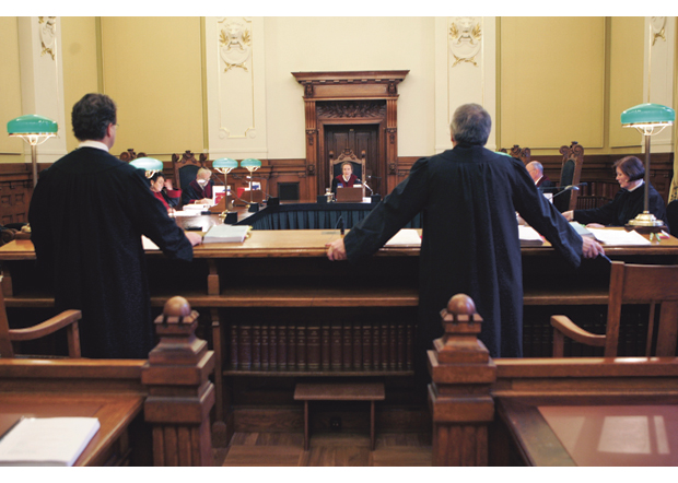 Figur 10.2 De fleste rettsaker om EØS behandles i norske domstoler. Mange blir også avgjort i Høyesterett. 