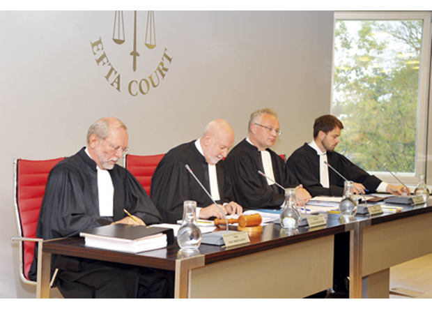 Figur 10.9 EFTA-domstolen er en liten domstol med tre dommere. Her er fra en høring høsten 2011. Dommerne er (fra venstre) dommer Per Christiansen, President Carl Baudenbacher, dommer Páll Hreinsson og registrar Skúli Magnusson. 