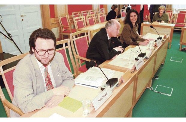 Figur 11.4 Utenrikskomiteen arrangerte åpen høring om Schengen-avtalen i mai 1997. Her ser vi Heini Ringel fra Norsk Organisasjon for Asylsøkere (NOAS) t.v. Ola H. Metliaas og Vigdis Vevstad fra Flyktningerådet. 