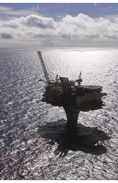 Figur 14.6 Inntekter fra olje- og gassvirksomheten har satt sitt preg på norsk økonomi i hele EØS-perioden. Her en plattform på Haltenbanken i Norskehavet. 