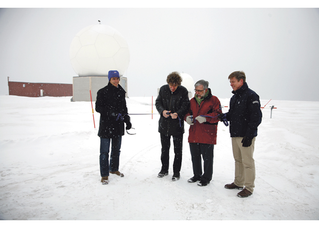 Figur 23.8 Den 20. mai 2011 ble Svalbard-stasjonen for EUs satellittnavigasjonssystem GALILEO høytidelig åpnet med snorklipping i snødrev. Fra venstre økonomisjef i KSAT Alf-Erik Røkenes, direktør i Norsk Romsenter Bo Andersen, direktør i European Space Agency Didier Faivre i ESA og Jean-Marc Pieplu fra Kommisjonen.