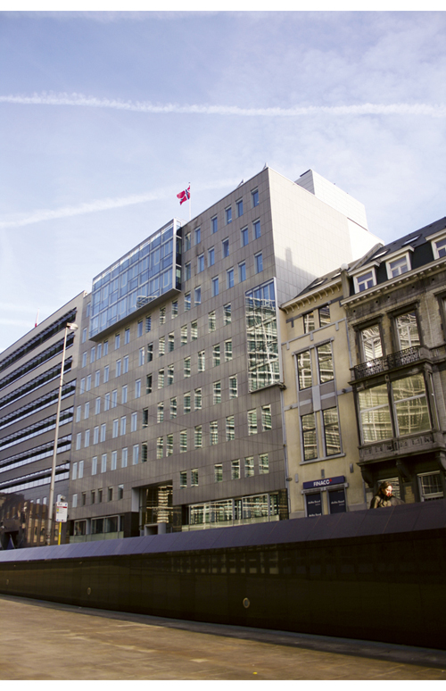 Figur 9.8 Det norske hus ligger rett over gaten for EUs hovedkvarter. Vi ser at Kommisjonens fasade speiles i vinduene på bygningen. 