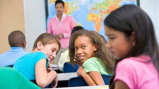 Illustrasjonsfoto av barn med ulik bakgrunn i et klasserom