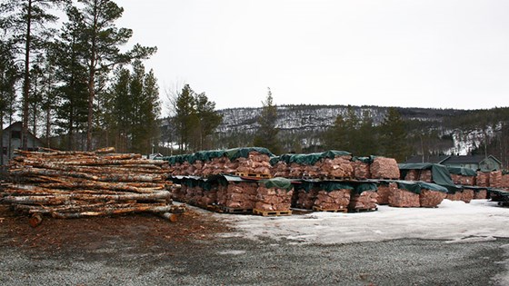 Ferdig opparbeidd bjørkeved til neste fyringssesong - Montar AS i Målselv kommune. 