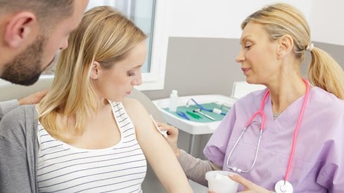 Gravid kvinne får vaksine