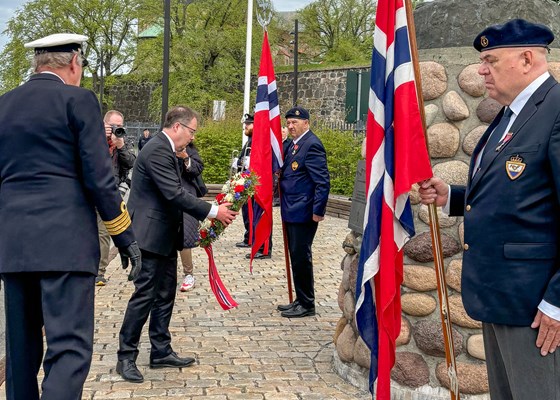 Forsvarsminister Bjørn Arild Gram fra Senterpartiet legger ned en blomsterkrans ved Normandieplassen i Oslo. 