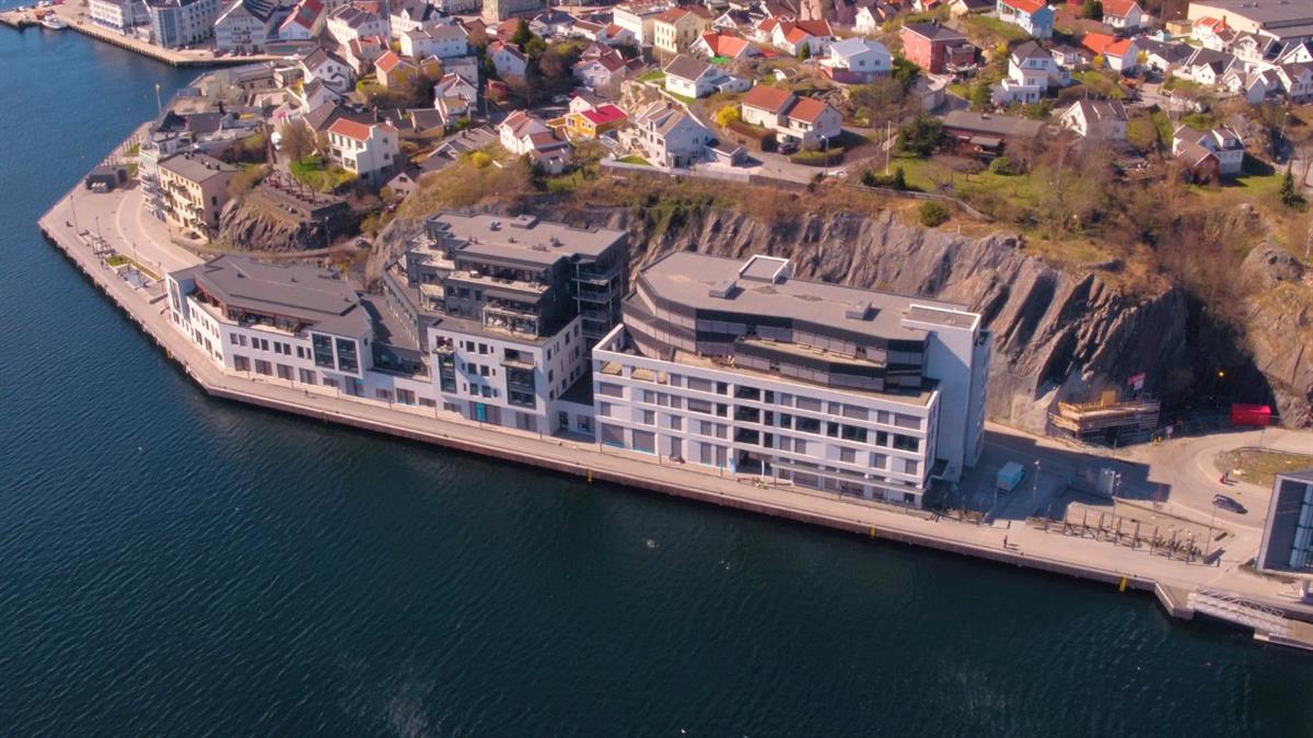 Flyfoto som viser nye bygninger på kaien i Sørlandet kunnskapshavn