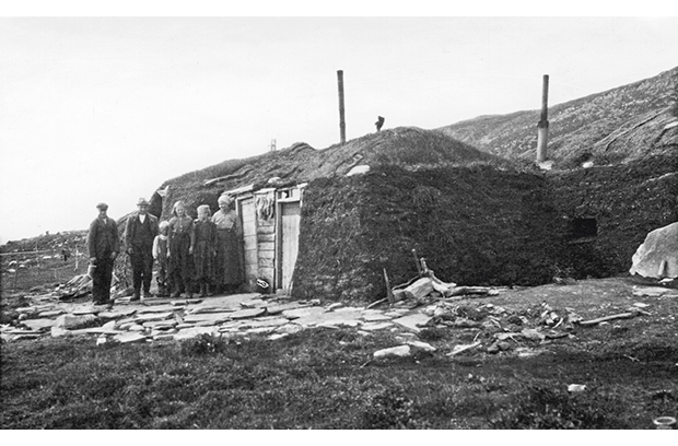 Figur 2.13 Boliggamme laga av torv i Kistrand. Kistrand kommunes arkiv 1845 – 1914 har vorte anerkjent som ein del av Noregs dokumentarv på bakgrunn av ca. 240 dokument på kvensk og 120 på samisk som finst i arkivet.