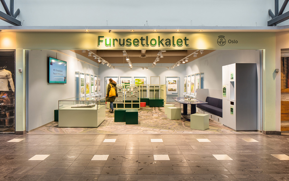 Figur 4.3 Furusetlokalet var eit utstillingsrom med informasjon, skisser og illustrasjonar av pågåande prosjekt for byutvikling på Furuset i Oslo.