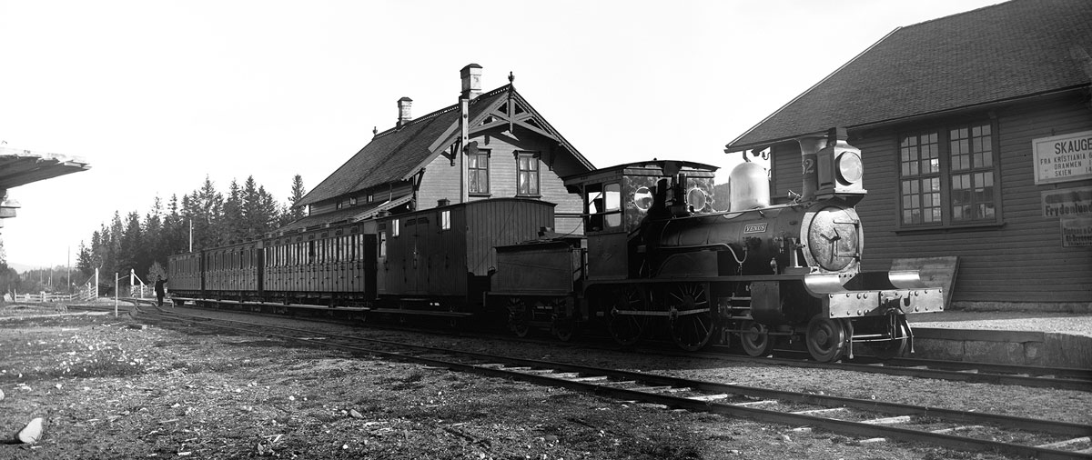 Figur 11.3 Damplokomotiv type XI nr. 52 «Venus» med tog på Skoger stasjon – 1885