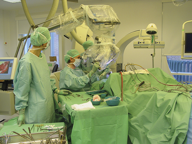 Figur 9.2 Nevrokirurgisk operasjon med mikroskop ved Intervensjonssenteret.