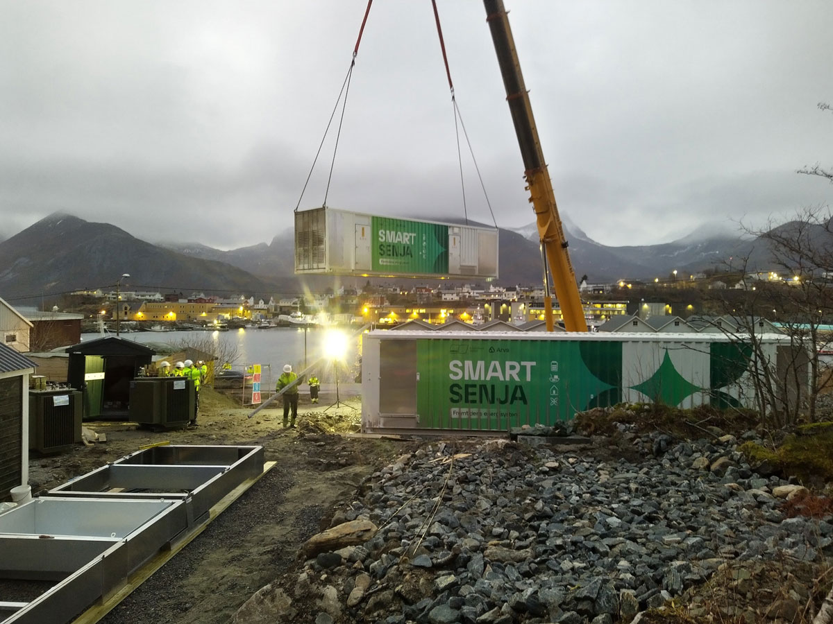Figur 5.2 Noregs største batteri vart heist på plass på Husøy i november 2021. 