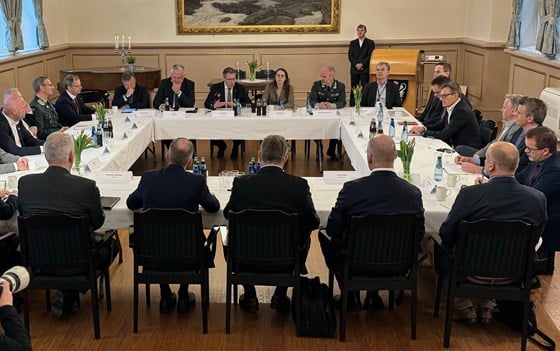 Forsvarsministeren møtte flere bedrifter fra forsvarindustrien 22. februar til dialogmøte om økt produksjon