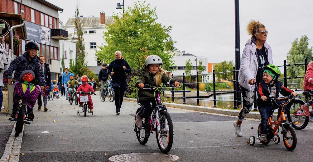 Barn som sykler i Bryne sentrum. Foto: Time kommune