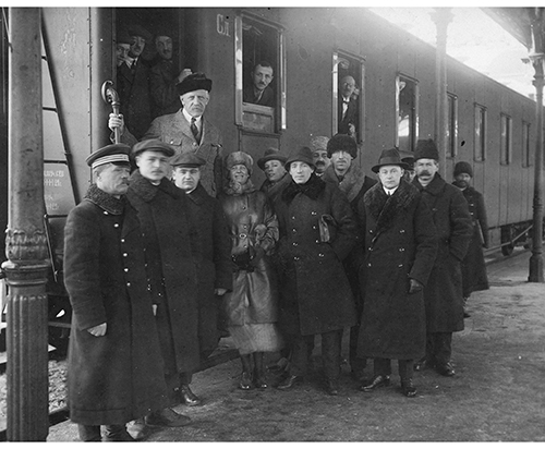 Figur 1.1 Velkomst for Fridtjof Nansen på jernbanestasjonen i Kharkiv 28. januar 1923 under besøk til Nansenmisjonen.