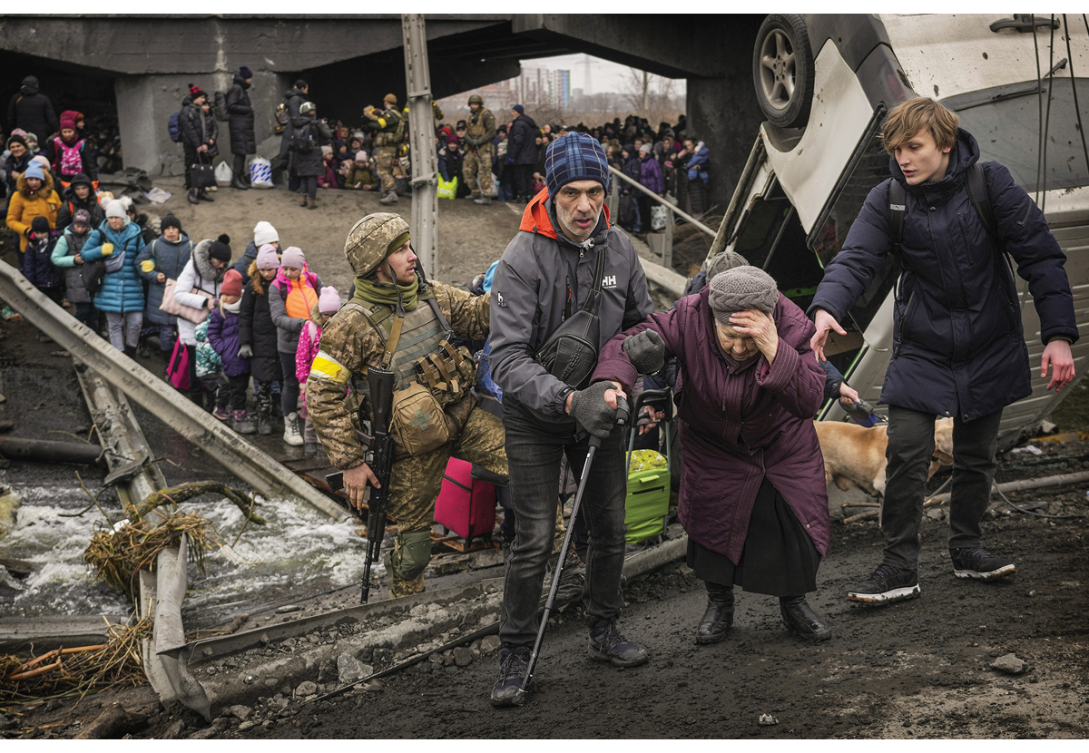 Figur 2.1 Russlands angrepskrig mot Ukraina har drevet rundt 10 millioner mennesker på flukt. Her fra byen Irpin, 5. mars 2022.