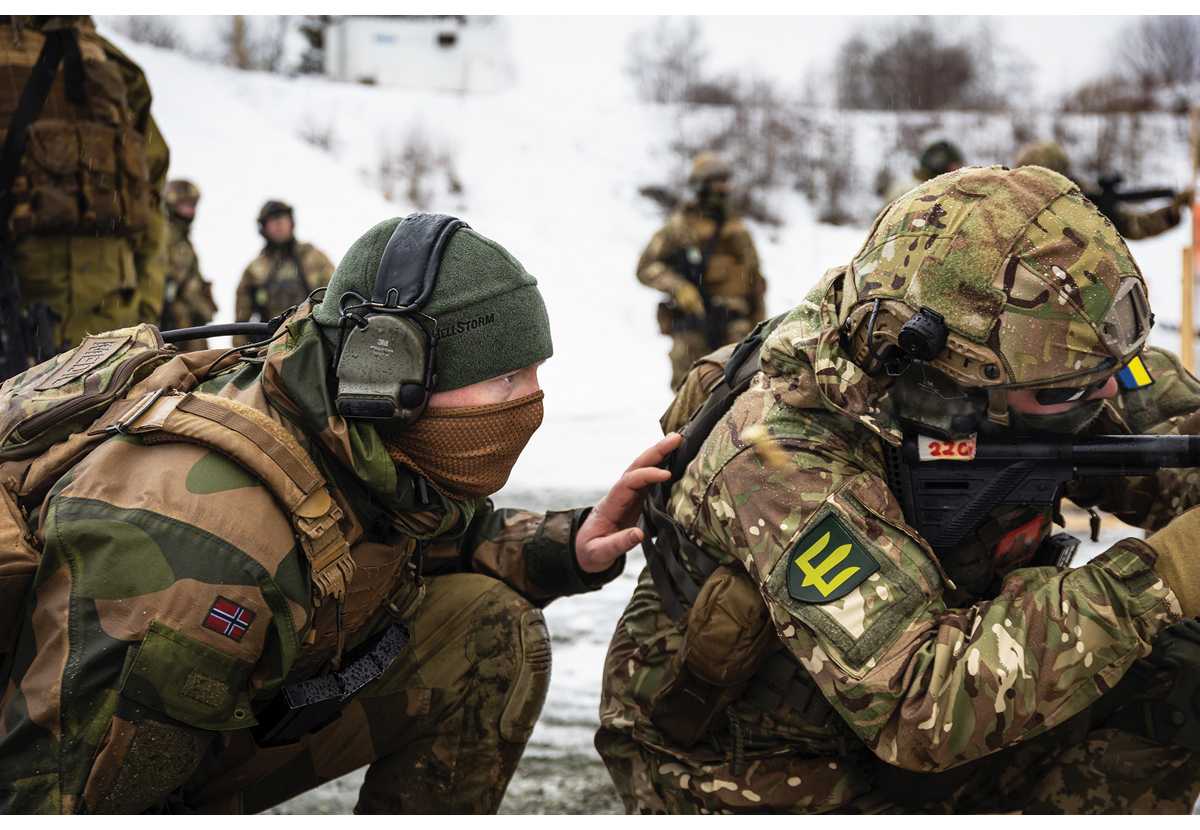 Figur 4.5 En ukrainsk soldat på skarpskyttertrening på Værnes sammen med en instruktør fra Heimevernet. På Værnes tilbys også kurs for sanitetssoldater og lagførere. Forsvaret stiller ressurser til om lag femti ulike treningskurs for ukrainere i 2024. 