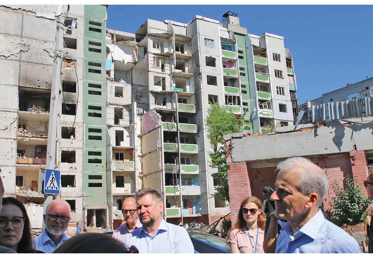 Figur 5.1 Statsminister Jonas Gahr Støre har besøkt Ukraina to ganger etter den russiske invasjonen for å uttrykke norsk støtte. I byen Tsjernihiv nord for Kyiv 1. juli 2022 fikk han se ødeleggelser etter russiske rakettangrep. 