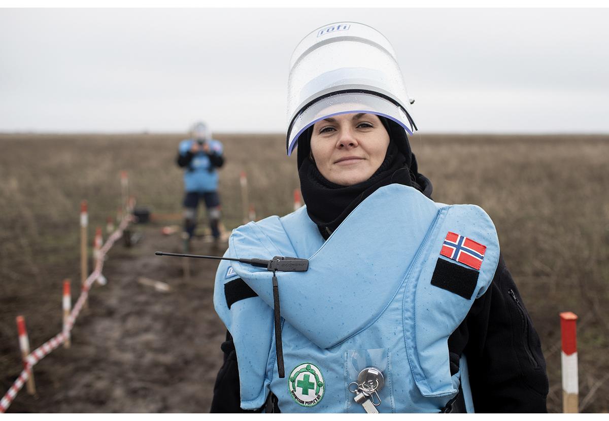 Figur 5.9 Olha Moskovtsjenko (38) måtte flykte med sine barn da russiske styrker angrep hjembyen Mariupol. Nå leder hun et lag med mineryddere fra Norsk Folkehjelp i Mykolajiv i Ukraina.