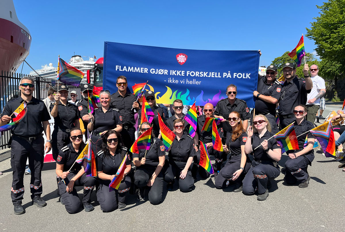 Figur 8.5  I 2023 deltok Bergen brannvesen i Pride-paraden for tredje gang under parolen «Flammer gjør ikke forskjell på folk – ikke vi heller».
