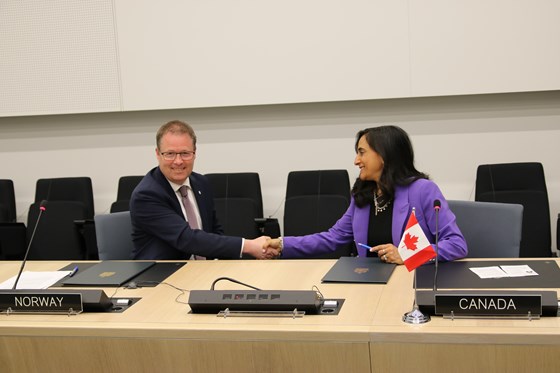 Forsvarsministrene Bjørn Arild Gram og Anita Anand signerte en Memorandum of Understanding for tettere forsvarssamarbeid mellom landene.