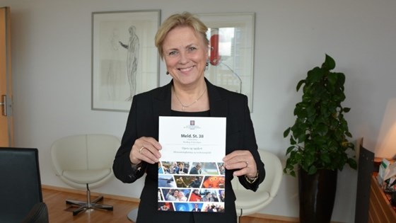 Kulturminister Thorhild Widvey holder opp Stortingsmeldingen om Allmennkringkasting