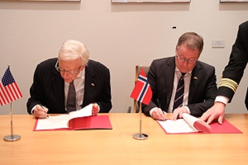 Defence Minister Bjørn Arild Gram and U.S. ambassador to Norway, Marc Nathanson