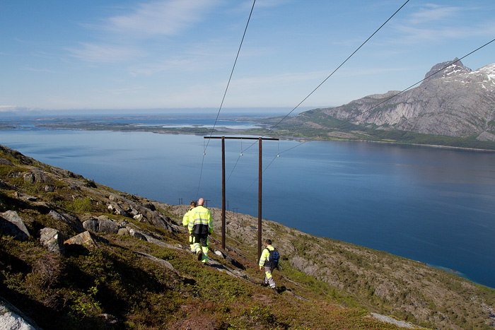 Figur 4.2 NVE på tilsyn av nybygget kraftledning/sjøkabel over Vefsnfjorden.

