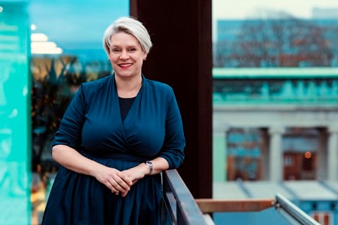 Arbeids- og inkluderingsminister Marte Mjøs Persen på taket i AID