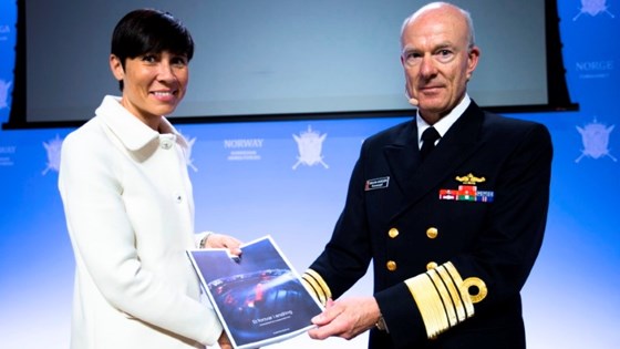 Forsvarssjef admiral Haakon Bruun-Hanssen overrakte sitt fagmilitære råd til Forsvarsminister Ine Eriksen Søreide under en pressekonferanse 1 oktober 2015.