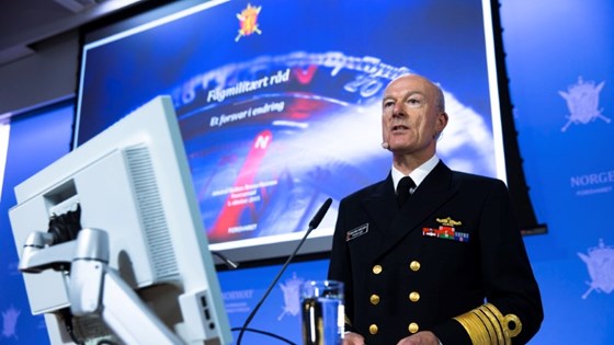 Forsvarssjef admiral Haakon Bruun-Hanssen overrakte sitt fagmilitære råd til Forsvarsminister Ine Eriksen Søreide.