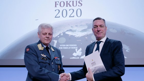 Sjef Etterretningstjenesten generalløytnant Morten Haga Lunde under fremmleggelsen av Fokus 2020 sammen med forsvarsminister Frank Bakke-Jensen.