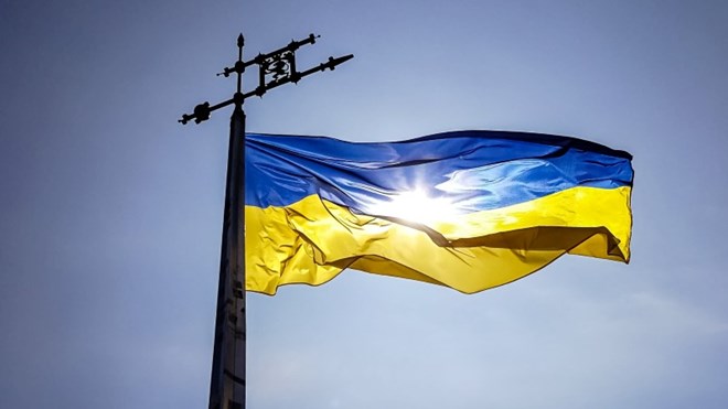 Det Ukrainske flagget vaier i vinden fra flaggstang.
