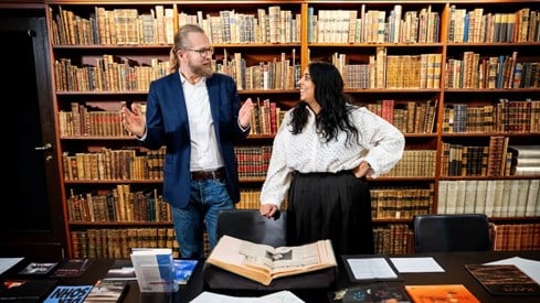 Aslak Sira Myhre, the director of the National Library of Norway, and Lubna Jaffery, the Norwegian Minister of Culture and Equality talking together with material from Jon Fosse in front of them.